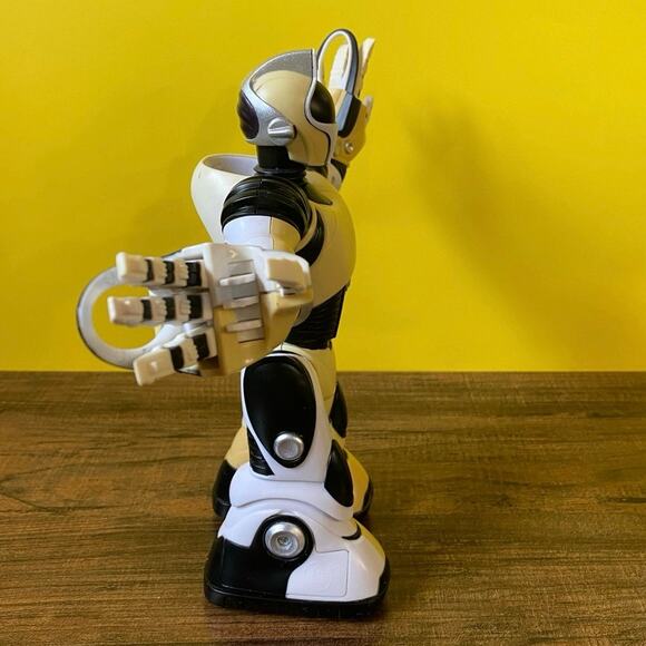 2005 Robosapien V2 Mini Robot FOR PARTS ONLY - Picture 5 of 7